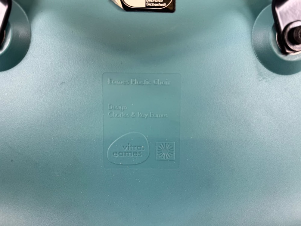 VITRA Plastic chair DSW Kantinestoel design Charles and Ray Eames - blauwgroen kunststof / lichtbruin hout vierpoot - Afbeelding 7
