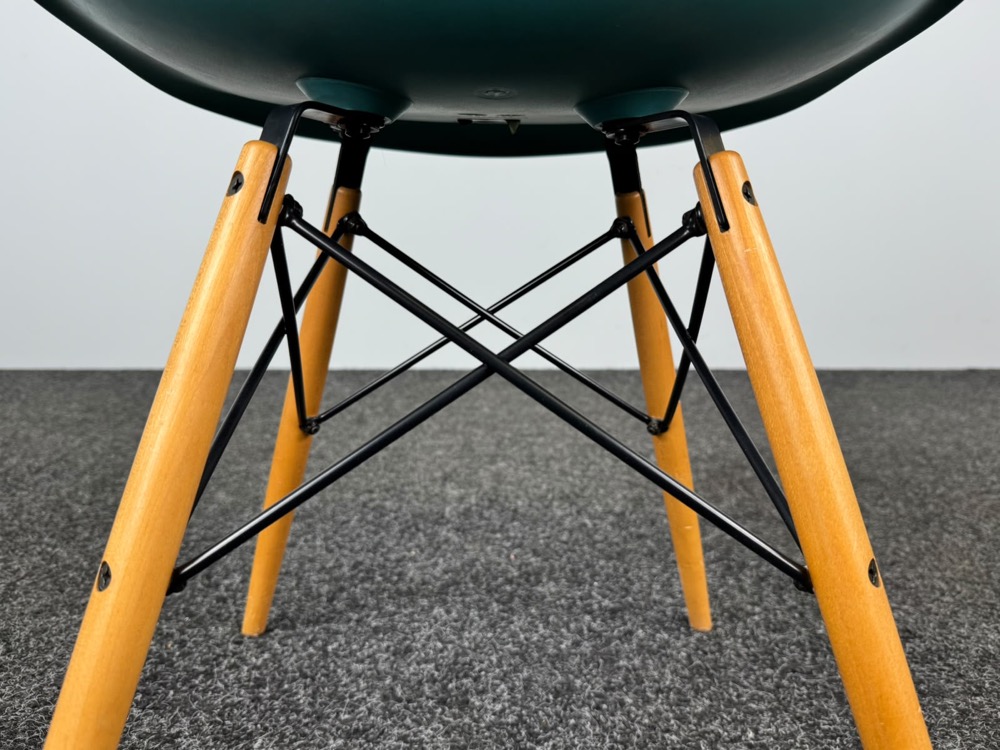 VITRA Plastic chair DSW Kantinestoel design Charles and Ray Eames - blauwgroen kunststof / lichtbruin hout vierpoot - Afbeelding 8