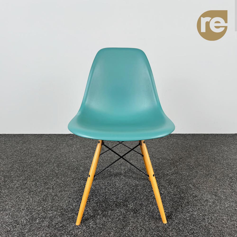 VITRA Plastic chair DSW Kantinestoel design Charles and Ray Eames - blauwgroen kunststof / lichtbruin hout vierpoot