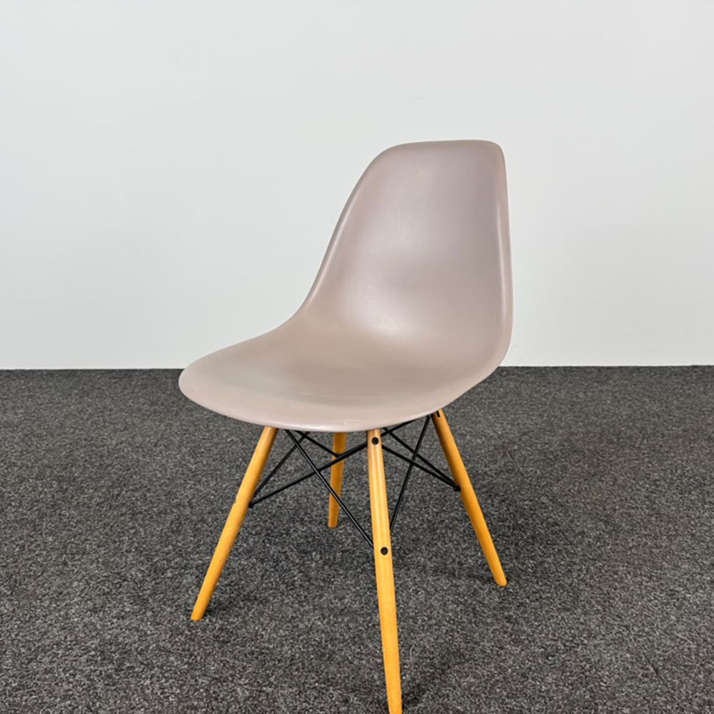 VITRA Plastic chair DSW Kantinestoel design Charles and Ray Eames - lichtbruin kunststof / lichtbruin hout vierpoot - Afbeelding 2