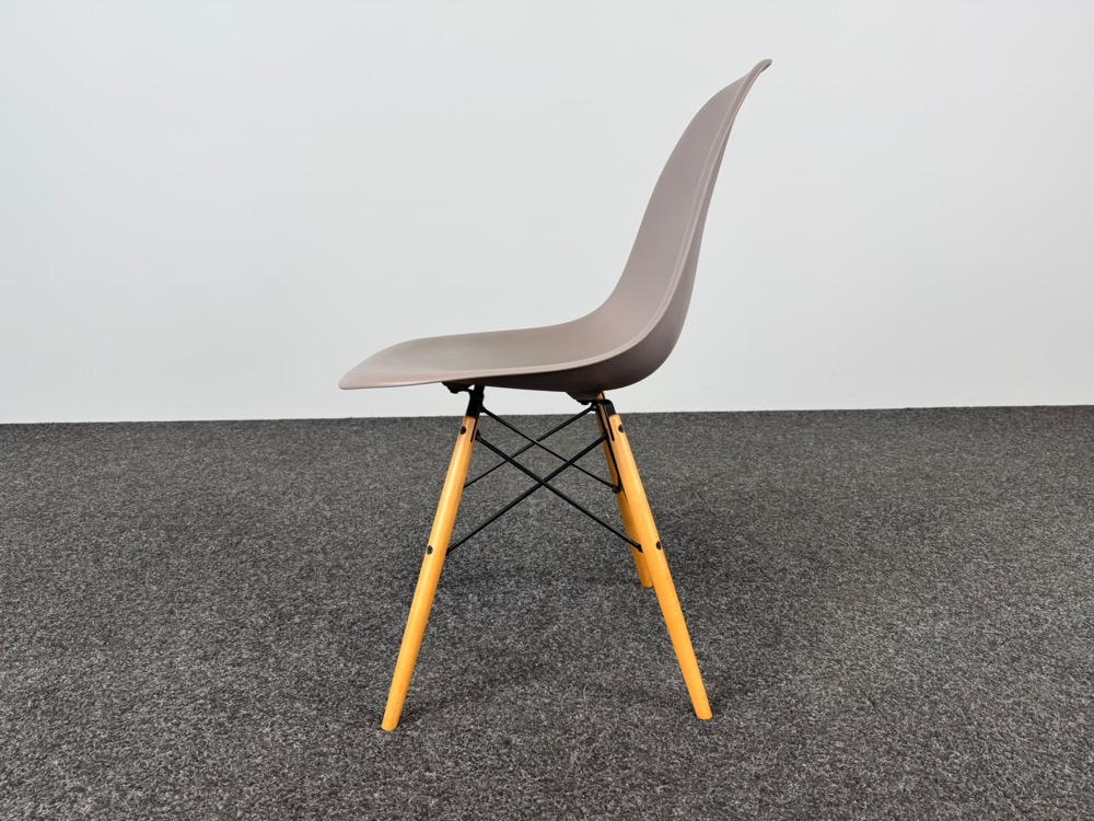VITRA Plastic chair DSW Kantinestoel design Charles and Ray Eames - lichtbruin kunststof / lichtbruin hout vierpoot - Afbeelding 3