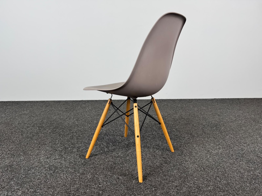 VITRA Plastic chair DSW Kantinestoel design Charles and Ray Eames - lichtbruin kunststof / lichtbruin hout vierpoot - Afbeelding 4