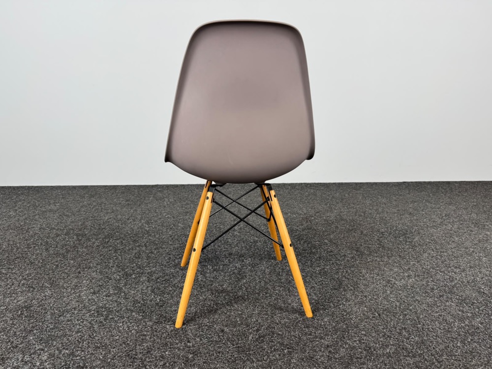 VITRA Plastic chair DSW Kantinestoel design Charles and Ray Eames - lichtbruin kunststof / lichtbruin hout vierpoot - Afbeelding 5