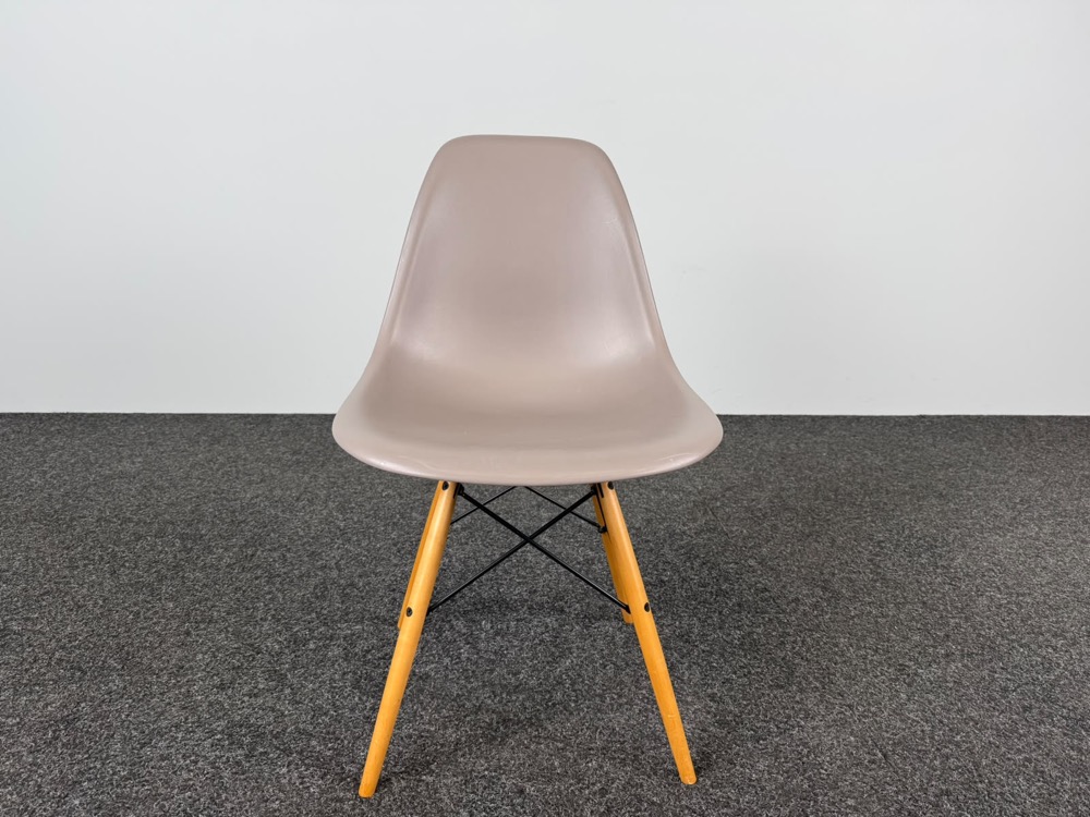 VITRA Plastic chair DSW Kantinestoel design Charles and Ray Eames - lichtbruin kunststof / lichtbruin hout vierpoot - Afbeelding 6