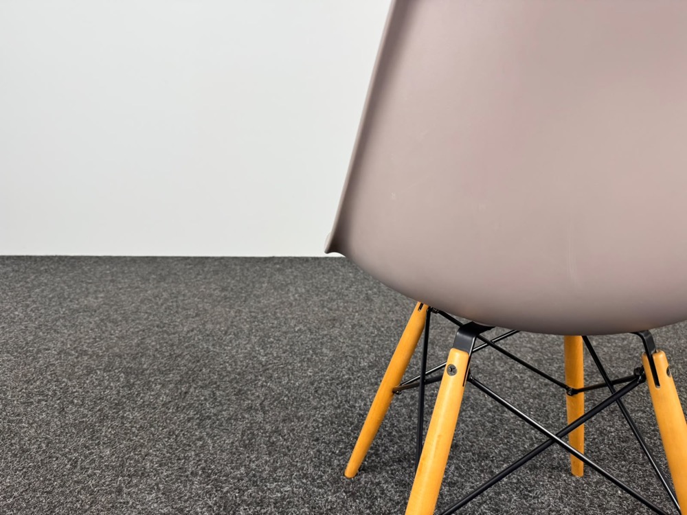 VITRA Plastic chair DSW Kantinestoel design Charles and Ray Eames - lichtbruin kunststof / lichtbruin hout vierpoot - Afbeelding 7