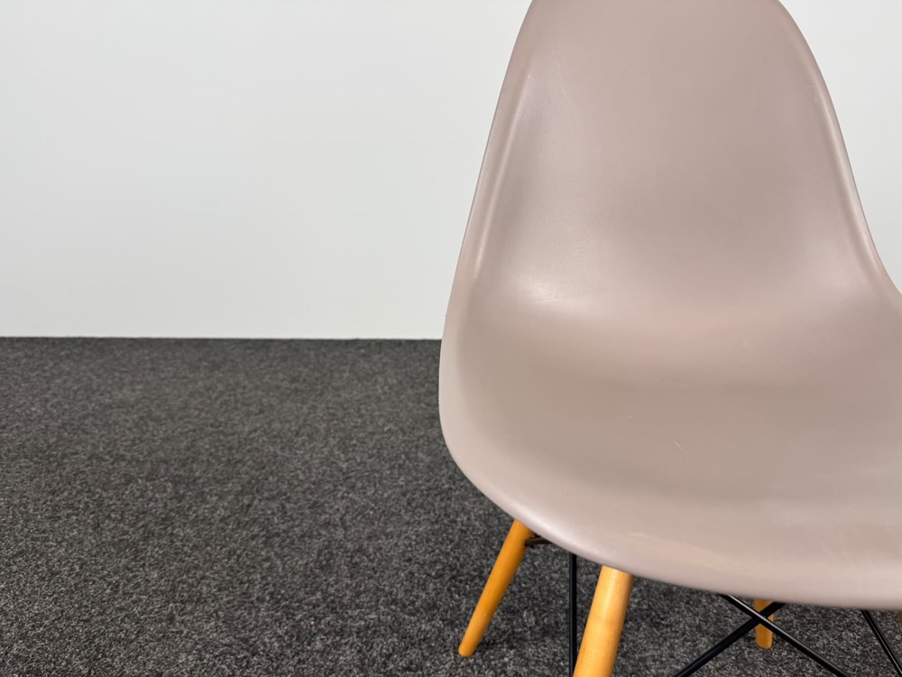 VITRA Plastic chair DSW Kantinestoel design Charles and Ray Eames - lichtbruin kunststof / lichtbruin hout vierpoot - Afbeelding 8