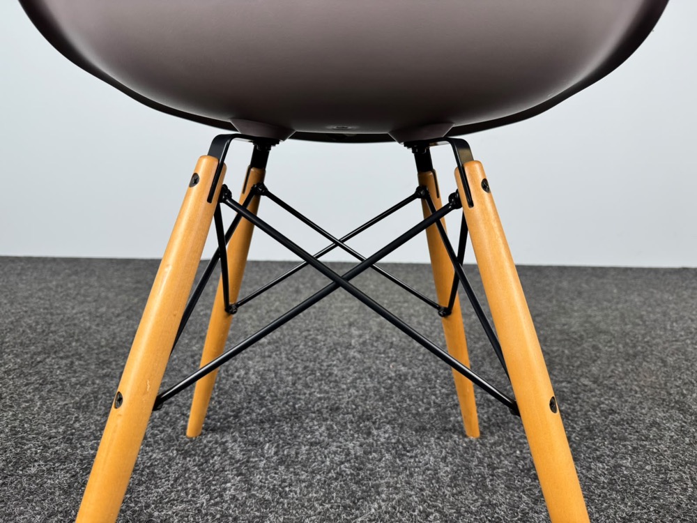 VITRA Plastic chair DSW Kantinestoel design Charles and Ray Eames - lichtbruin kunststof / lichtbruin hout vierpoot - Afbeelding 10