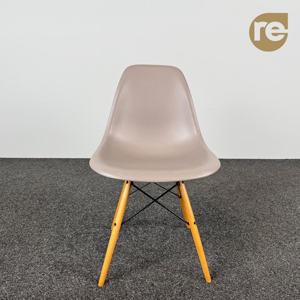 VITRA Plastic chair DSW Kantinestoel design Charles and Ray Eames - lichtbruin kunststof / lichtbruin hout vierpoot