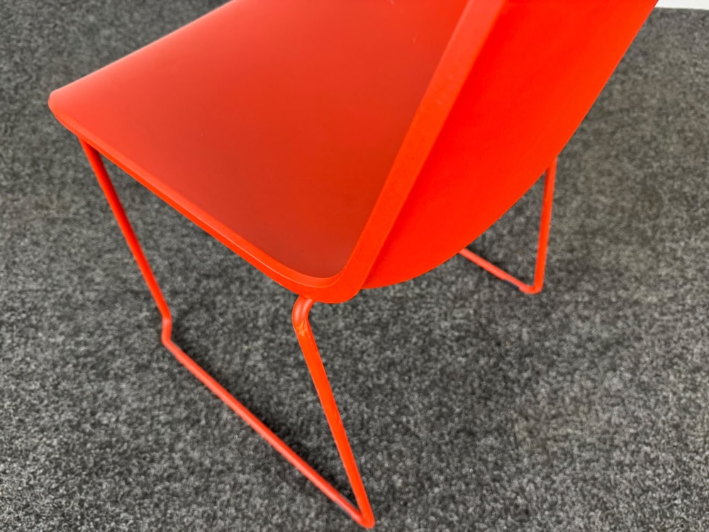 EUROPA 2 Kantinestoel stapelbaar - rood kunststof / rood metaal sledepoot - Afbeelding 6