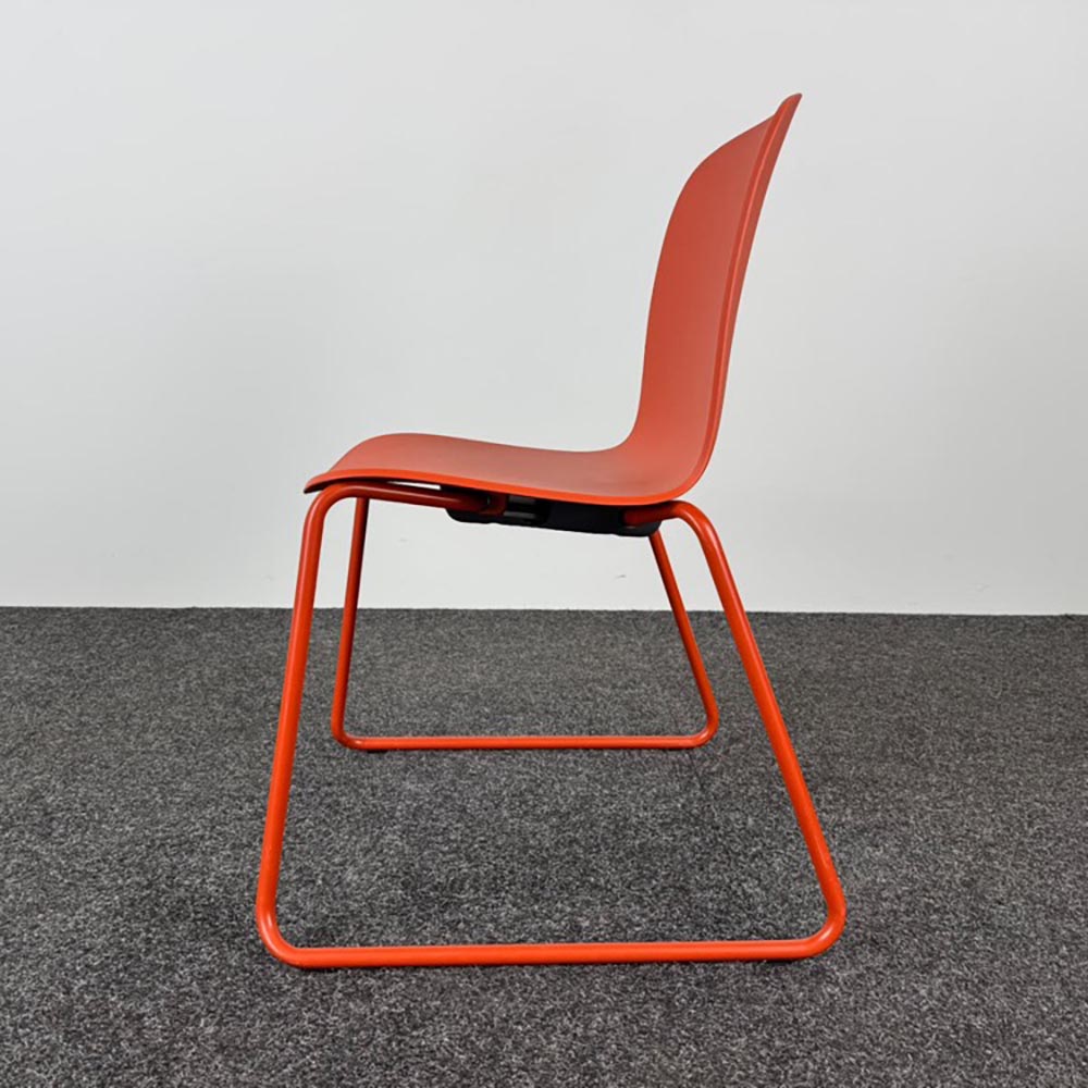STEELCASE Cavatina Kantinestoel stapelbaar - baksteenrood kunststof / rood metaal sledepoot - Afbeelding 4