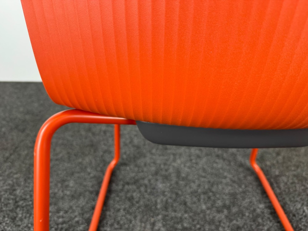 STEELCASE Cavatina Kantinestoel stapelbaar - baksteenrood kunststof / rood metaal sledepoot - Afbeelding 8