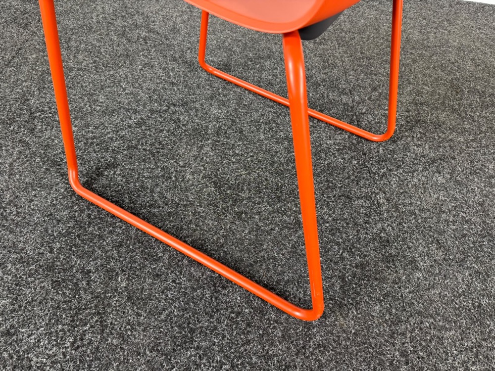 STEELCASE Cavatina Kantinestoel stapelbaar - baksteenrood kunststof / rood metaal sledepoot - Afbeelding 9