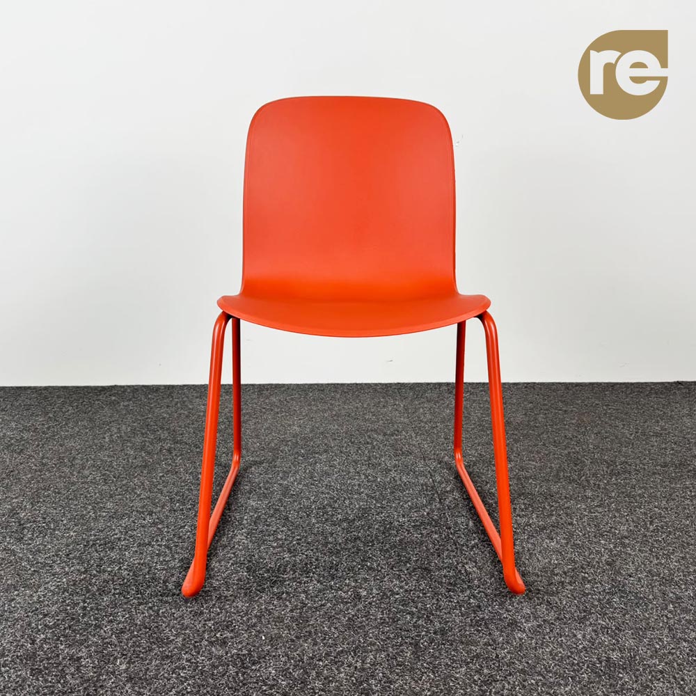 STEELCASE Cavatina Kantinestoel stapelbaar - baksteenrood kunststof / rood metaal sledepoot