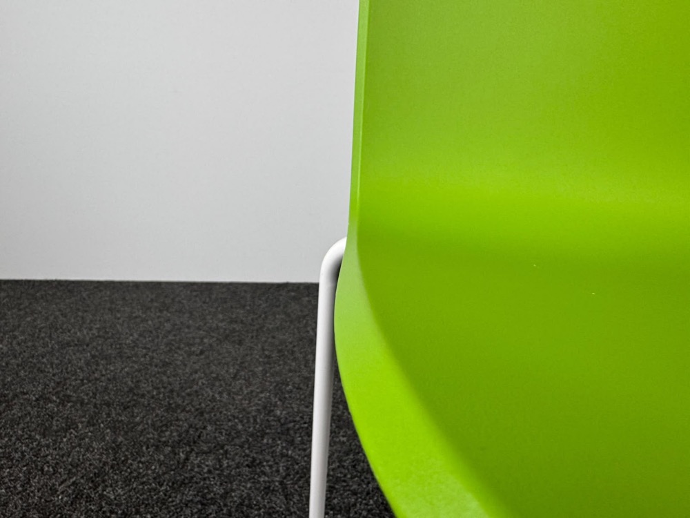 STEELCASE Cavatina Kantinestoel stapelbaar - groen kunststof / wit metaal sledepoot - Afbeelding 6