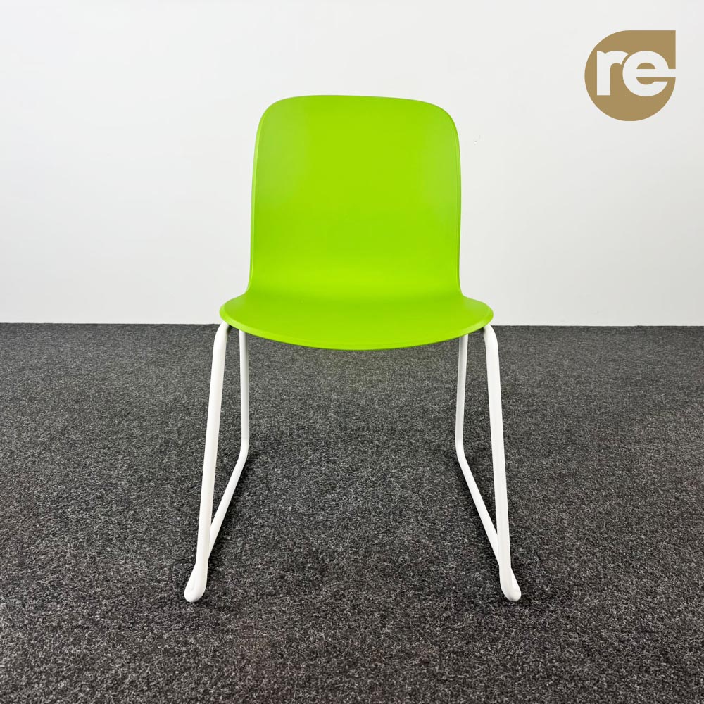 STEELCASE Cavatina Kantinestoel stapelbaar - groen kunststof / wit metaal sledepoot