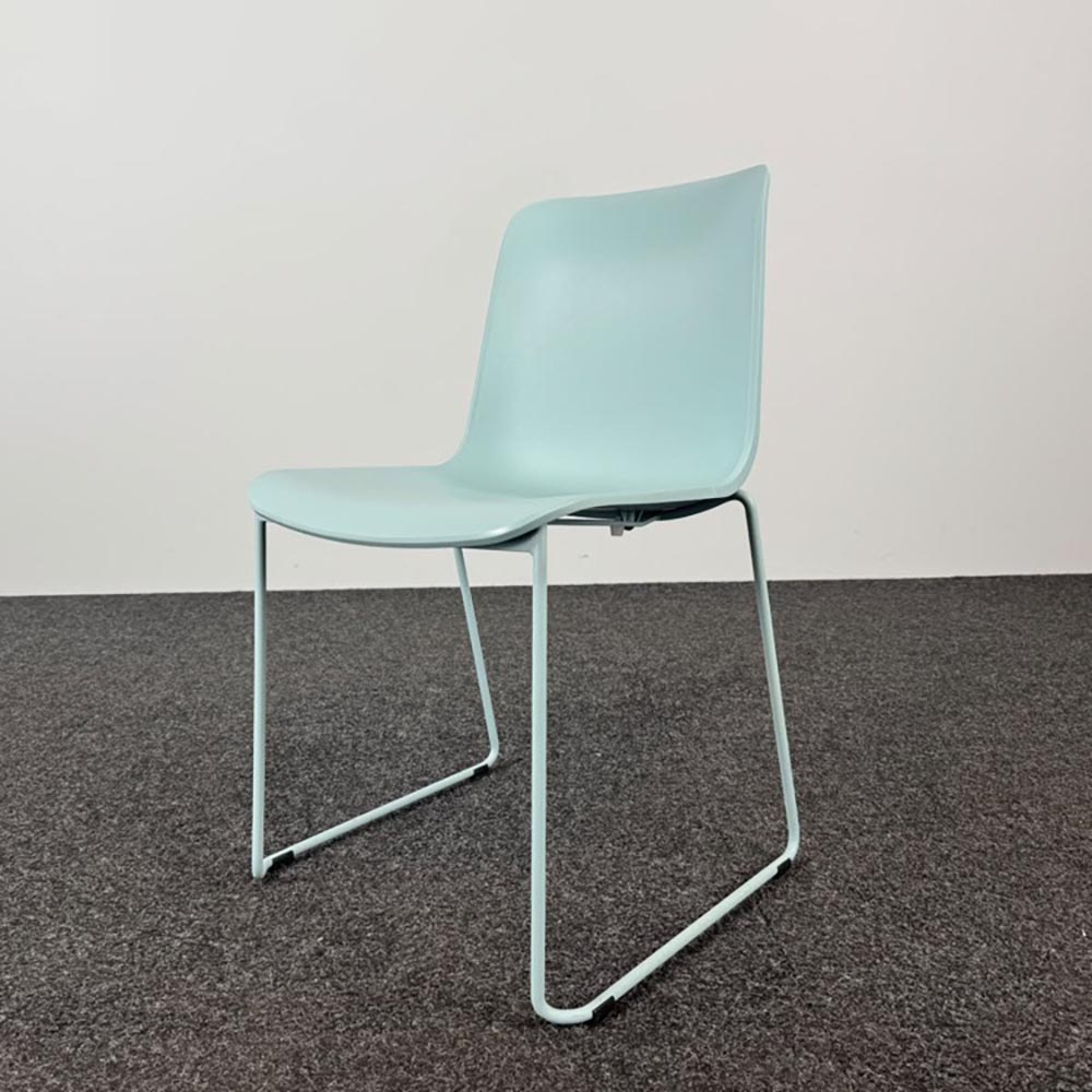 EUROPA 2 Kantinestoel stapelbaar - lichtblauw kunststof / blauw metaal sledepoot - Afbeelding 2