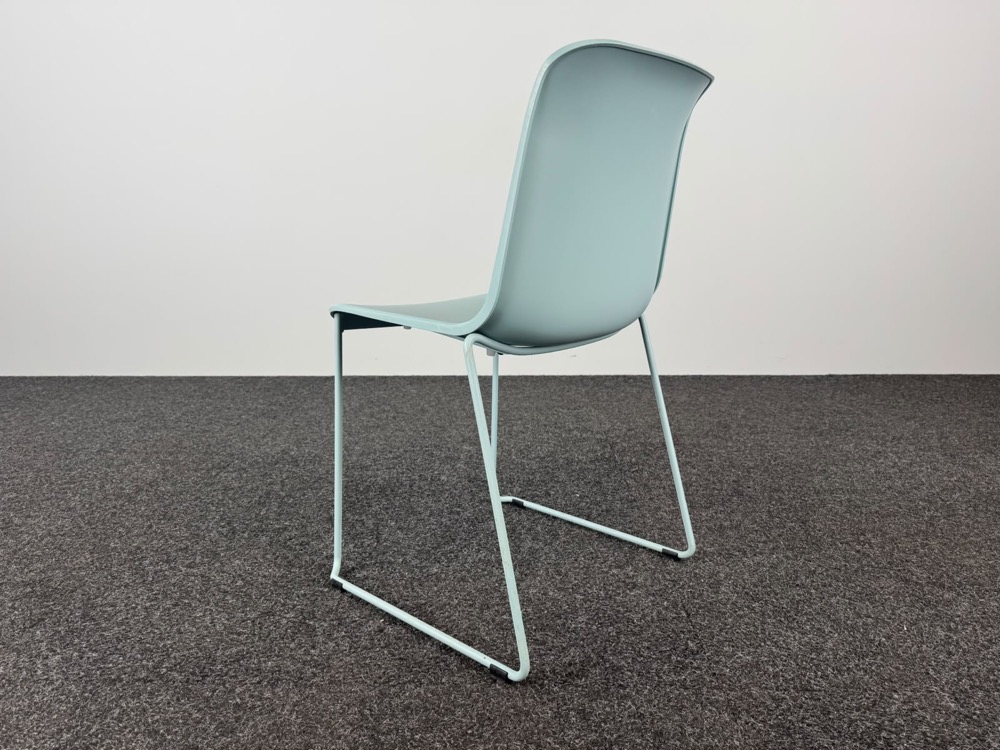 EUROPA 2 Kantinestoel stapelbaar - lichtblauw kunststof / blauw metaal sledepoot - Afbeelding 4