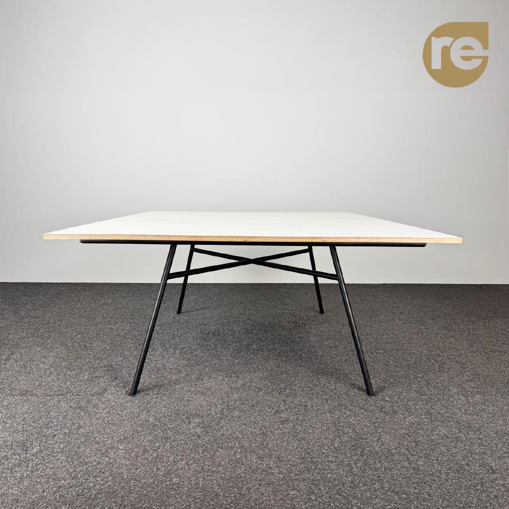 Vergadertafel Vierkant B149xD149xH75 - wit melamine / zwart metaal vierpoot