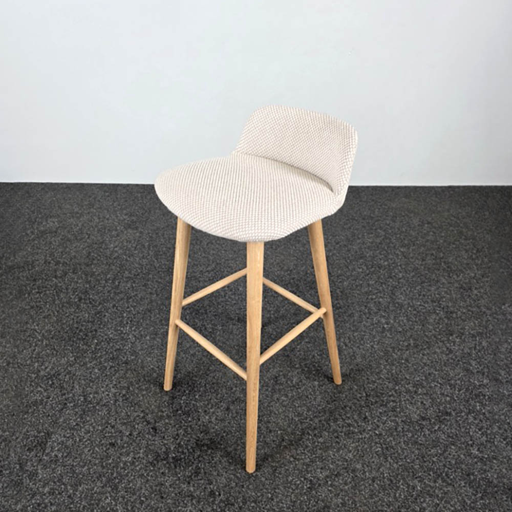 &TRADITION Rely Bar Stool HW125 Low back - beige / noten vierpoot