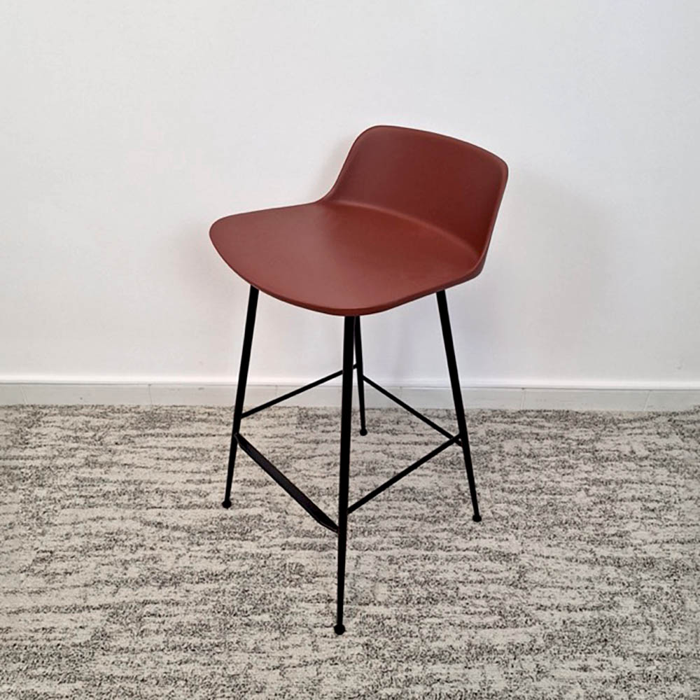 &TRADITION Rely Bar Stool HW86 - roodbruin / gelakt eik vierpoot