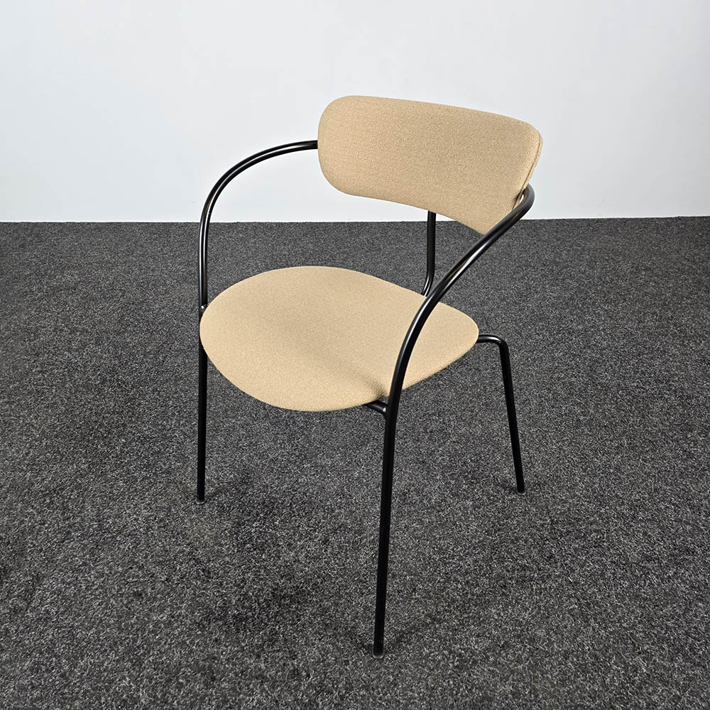 &TRADITION Pavilion Chair AV13 - beige stof / zwart vierpoot