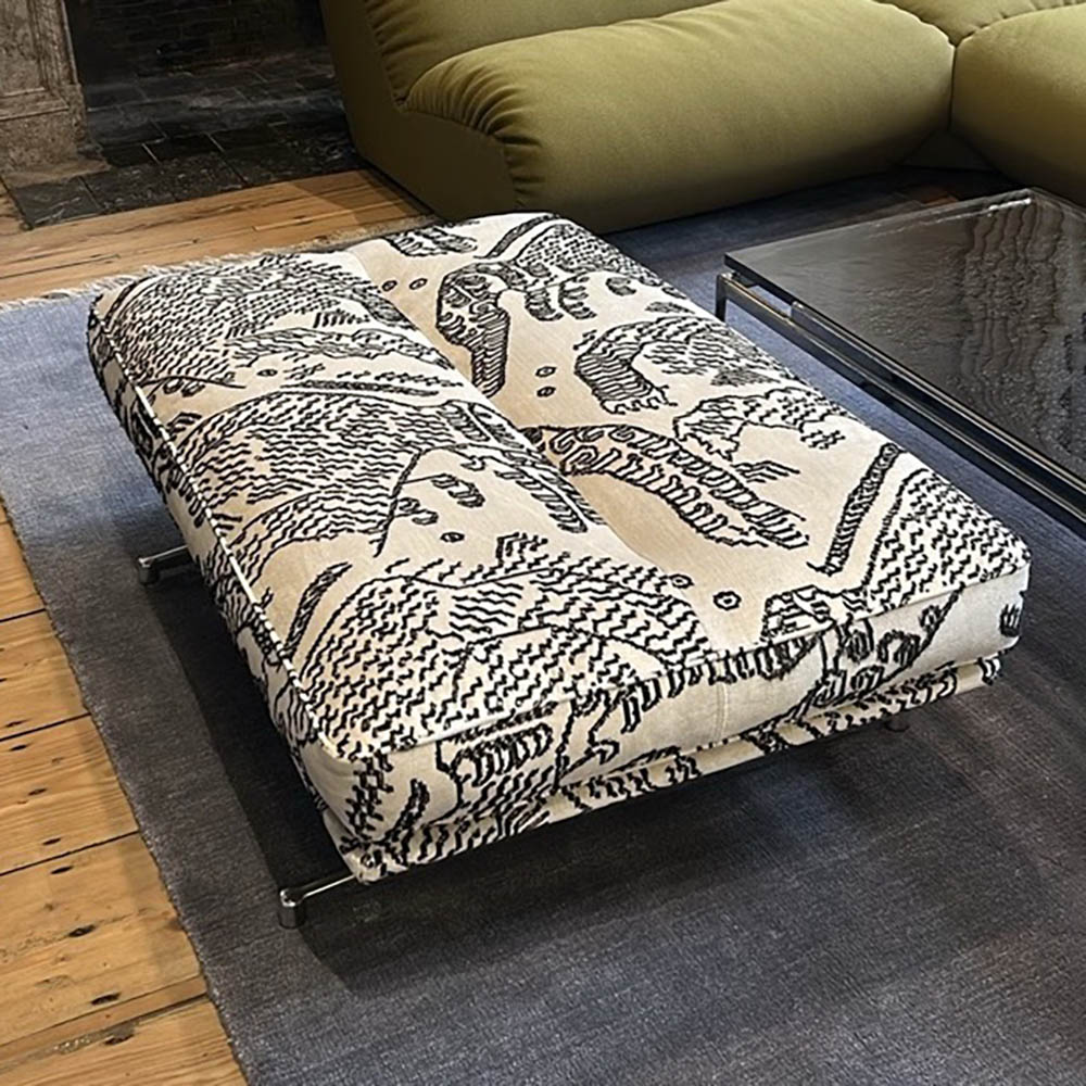 &TRADITION Inland Pouf AV32 B113xL78xH37 - grafietgrijze stof / gepolijst aluminium